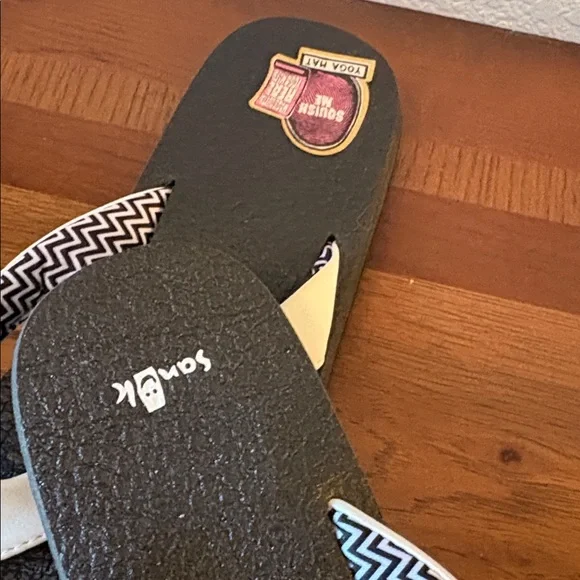 Sanuk Sandals Brand New - Picture 2 of 3